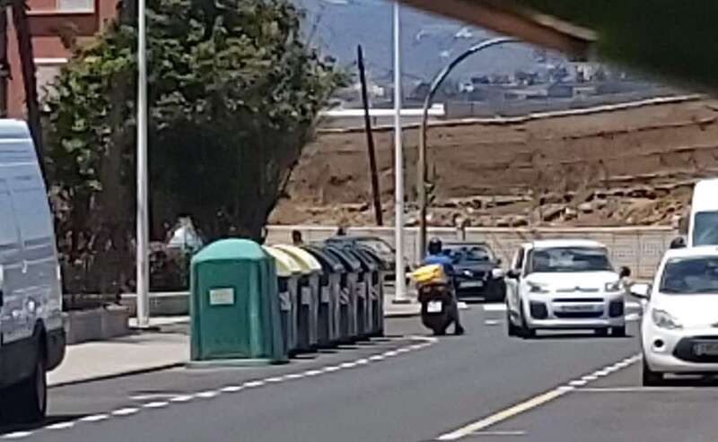 El repartidor de Glovo circulando en sentido contrario al tráfico rodado en la Avenida de la Paz/TA.